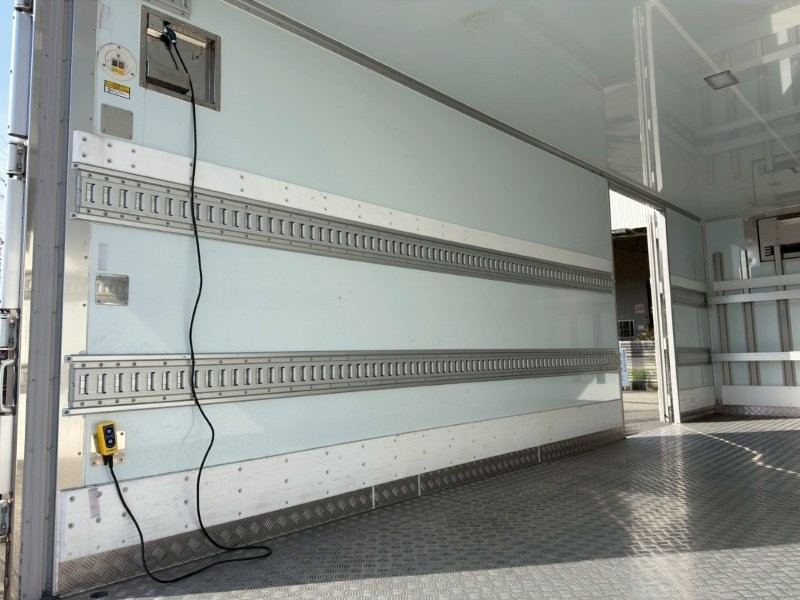 ４t　ワイド　格納ゲート付冷凍バン