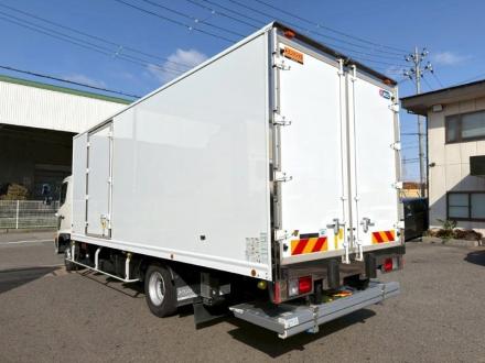４t　ワイド　格納ゲート付冷凍バン